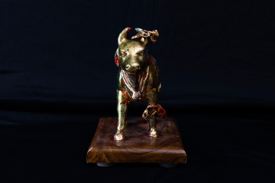 Golden Bull Scuplture-c
